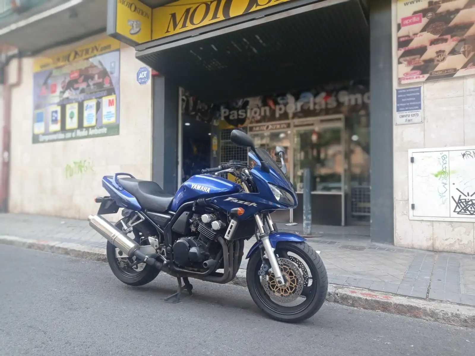 
								Yamaha FZS600 FAZER full									