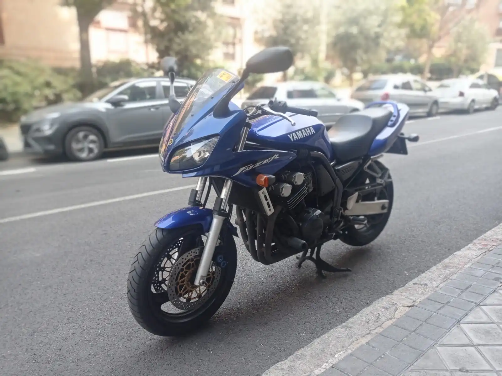
								Yamaha FZS600 FAZER full									